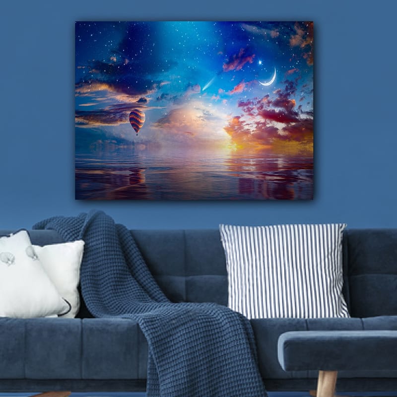 Lerretsbilde 70x100 cm - Fargerik varmluftsballong svever over en speillignende overflate under en stjernehimmel med dramatiske skyer og en måne - Blå / Oransje / Rød - Interiør - Maleri & posters - Lerretsbilder