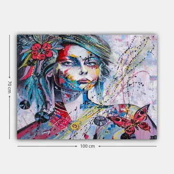 Lerretsbilde 70x100 cm - Fargerik portrett av en kvinne med blomster og en sommerfugl som fremhever ansiktet hennes - Rosa / Blå / Gul - Interiør - Maleri & posters - Lerretsbilder