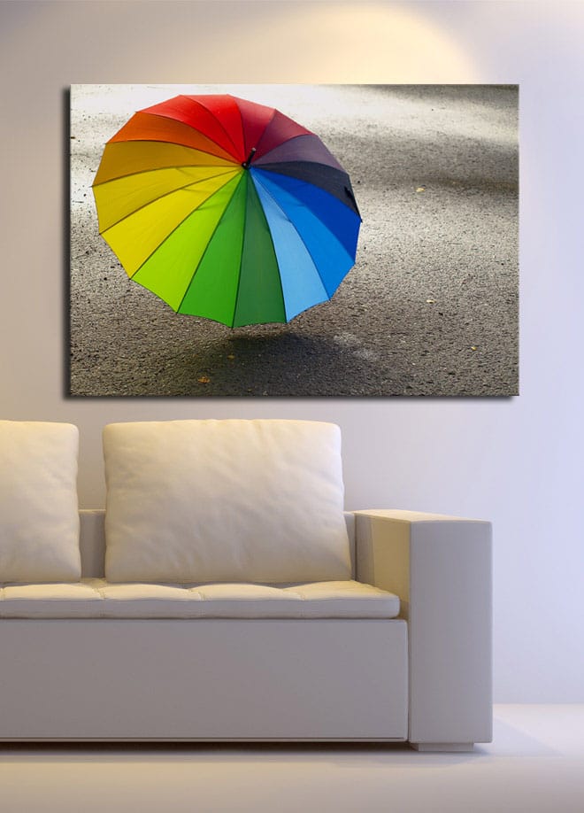 Lerretsbilde 70x100 cm - Fargerik paraply stående på en grå overflate - Rød / Grønn / Blå - Interiør - Maleri & posters - Lerretsbilder