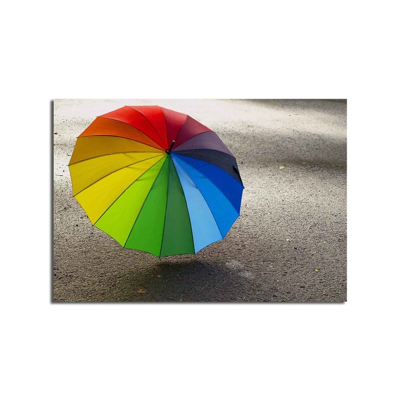 Lerretsbilde 70x100 cm - Fargerik paraply stående på en grå overflate - Rød / Grønn / Blå - Interiør - Maleri & posters - Lerretsbilder