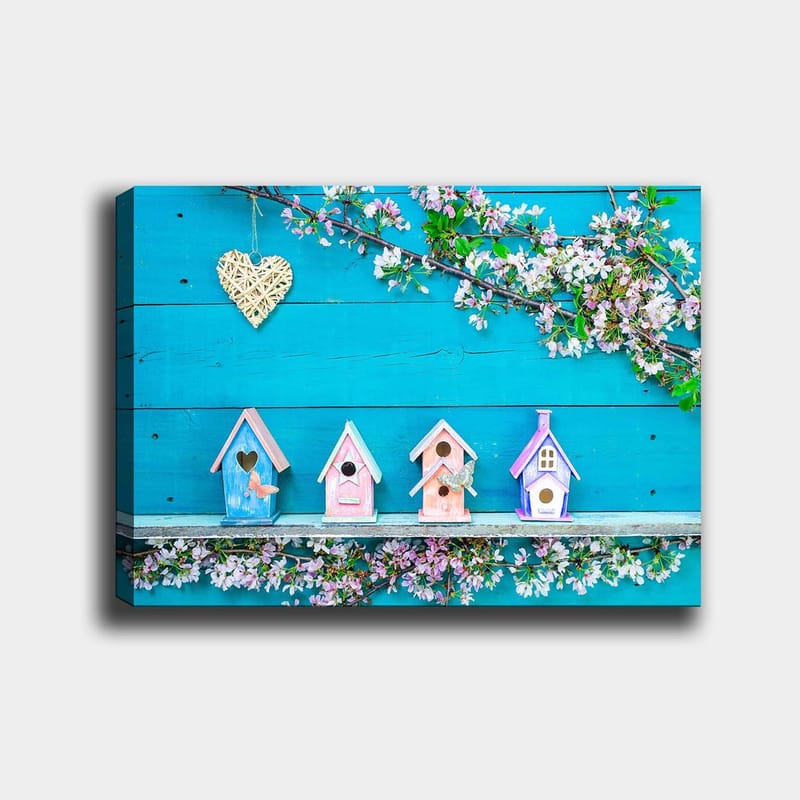 Lerretsbilde 70x100 cm - Fargerike fuglehus på blå bakgrunn med blomster som dekorasjon - Blå / Rosa / Hvit - Interiør - Maleri & posters - Lerretsbilder