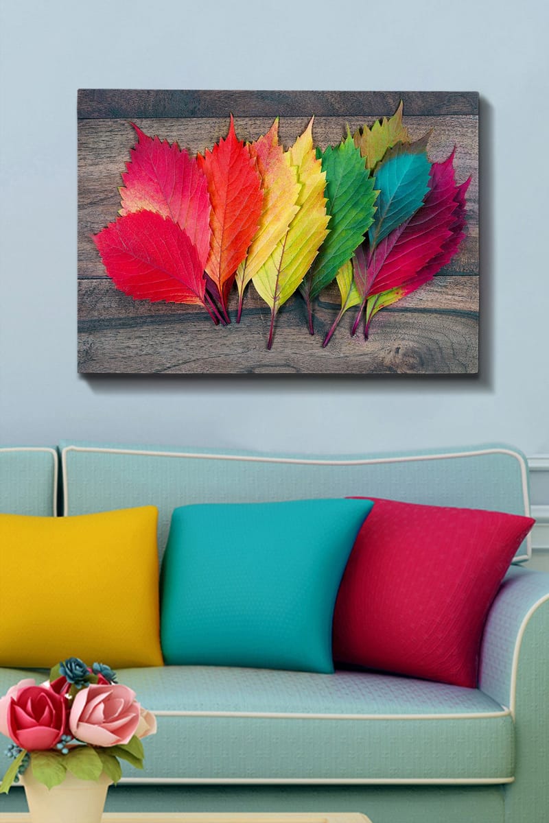 Lerretsbilde 70x100 cm - Fargerike høstblader i forskjellige nyanser som ligger på en treflate - Rød / Grønn / Gul - Interiør - Maleri & posters - Lerretsbilder