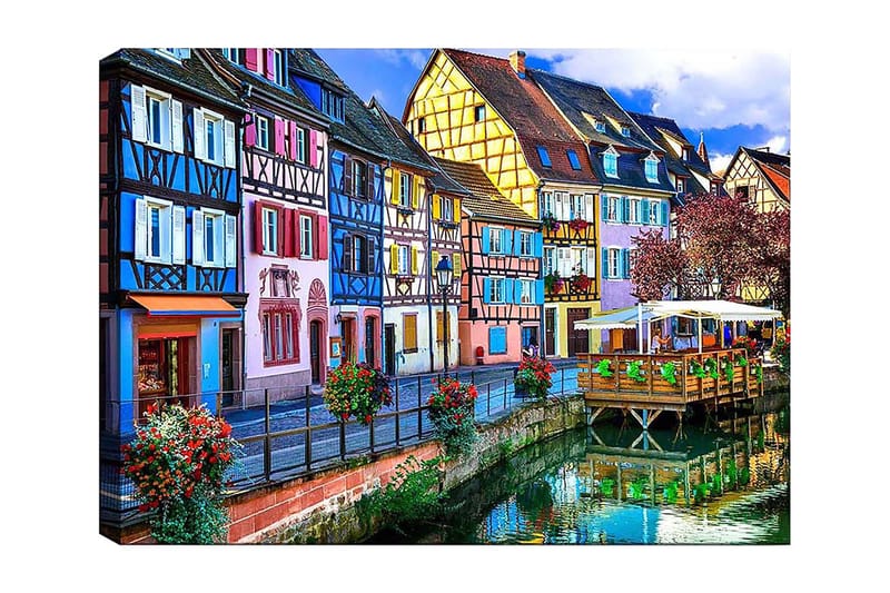 Lerretsbilde 70x100 cm - Fargerike hus langs en kanal i pittoreske urbane omgivelser, Blå / Rosa / Gul