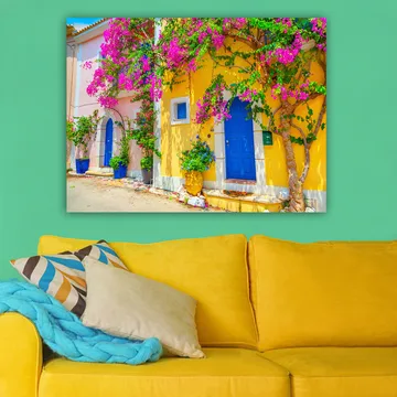 Lerretsbilde 70x100 cm - Fargerike hus med bougainvillea som blomstrer i en travel gate - Blå / Gul / Rosa - Interiør - Maleri & posters - Lerretsbilder