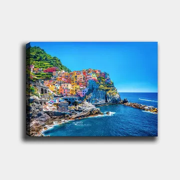 Lerretsbilde 70x100 cm - Fargerike hus som klatrer opp en klippe ved havet - Blå / Gul / Rosa - Interiør - Maleri & posters - Lerretsbilder