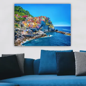 Lerretsbilde 70x100 cm - Fargerike hus som klatrer opp en klippe ved havet - Blå / Gul / Rosa - Interiør - Maleri & posters - Lerretsbilder