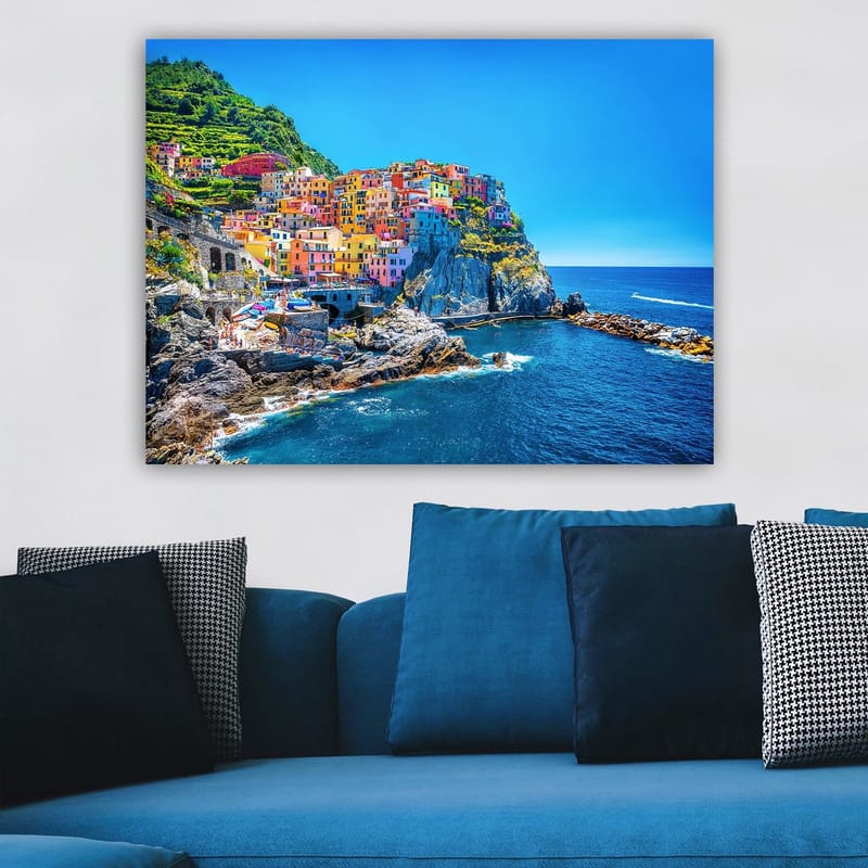 Lerretsbilde 70x100 cm - Fargerike hus som klatrer opp en klippe ved havet - Blå / Gul / Rosa - Interiør - Maleri & posters - Lerretsbilder