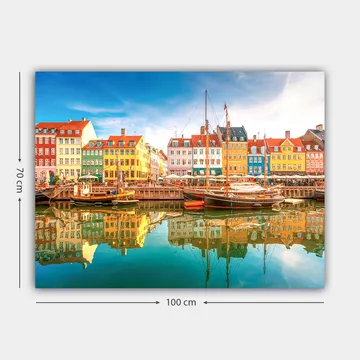 Lerretsbilde 70x100 cm - Fargerike hus ved en havn med båter og refleksjoner i vannet - Gul / Rød / Blå - Interiør - Maleri & posters - Lerretsbilder