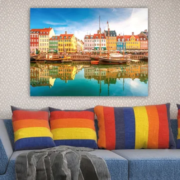 Lerretsbilde 70x100 cm - Fargerike hus ved en havn med båter og refleksjoner i vannet - Gul / Rød / Blå - Interiør - Maleri & posters - Lerretsbilder