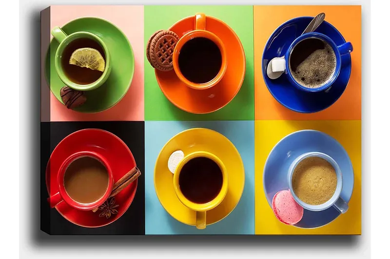 Lerretsbilde 70x100 cm - Fargerike kaffekopper arrangert i et rutete mønster med diverse drikker og tilbehør - Grønn / Rød / Blå - Interiør - Maleri & posters - Lerretsbilder