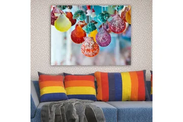 Lerretsbilde 70x100 cm - Fargerike skjell hengende i et dekorativt sett - Rød / Grønn / Oransje - Interiør - Maleri & posters - Lerretsbilder