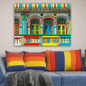 Lerretsbilde 70x100 cm - Fargerike vinduer og dekorasjoner på en bygningsfasade - Rød / Grønn / Gul - Interiør - Maleri & posters - Lerretsbilder