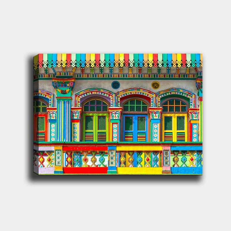 Lerretsbilde 70x100 cm - Fargerike vinduer og dekorasjoner på en bygningsfasade, Rød / Grønn / Gul