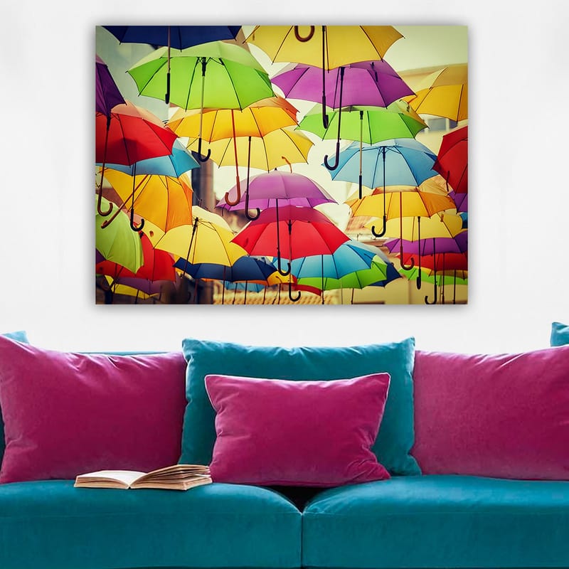 Lerretsbilde 70x100 cm - Fargerike paraplyer som henger i luften skaper en livlig og leken atmosfære - Grønn / Gul / Rød - Interiør - Maleri & posters - Lerretsbilder