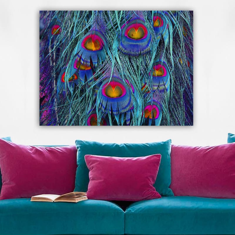 Lerretsbilde 70x100 cm - Fargerike påfuglfjær med et hypnotiserende mønster - Turkis / Lilla / Rød - Interiør - Maleri & posters - Lerretsbilder
