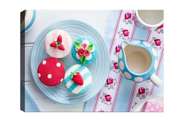 Lerretsbilde 70x100 cm - Fargerikt bakverk dekorert med bær og blomster på et fat - Rød / Blå / Hvit - Interiør - Maleri & posters - Lerretsbilder