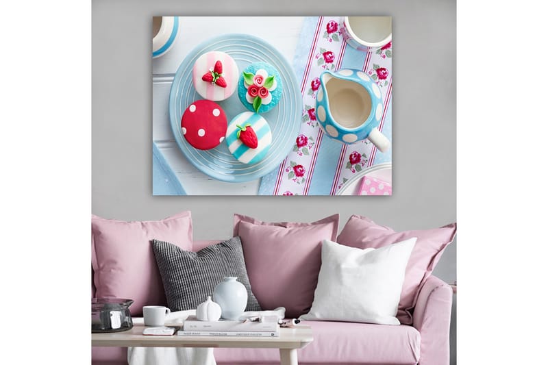 Lerretsbilde 70x100 cm - Fargerikt bakverk dekorert med bær og blomster på et fat - Rød / Blå / Hvit - Interiør - Maleri & posters - Lerretsbilder