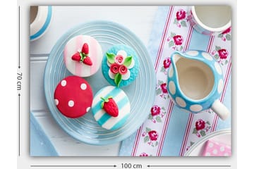 Lerretsbilde 70x100 cm - Fargerikt bakverk dekorert med bær og blomster på et fat - Rød / Blå / Hvit - Interiør - Maleri & posters - Lerretsbilder