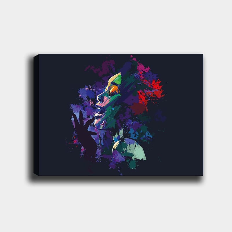 Lerretsbilde 70x100 cm - Fargerikt og uttrykksfullt portrett av en kvinne som synger med lidenskap, Lilla / Grønn / Rød