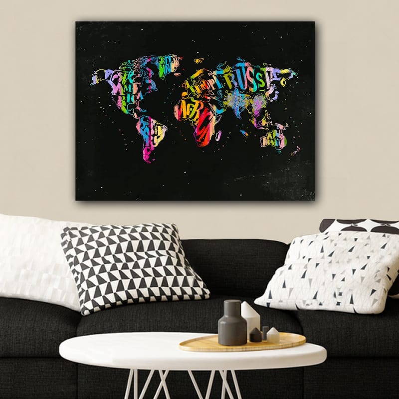 Lerretsbilde 70x100 cm - Fargerikt verdenskart laget av tekst og symboler som representerer forskjellige land - Lilla / Rød / Grønn - Interiør - Maleri & posters - Lerretsbilder