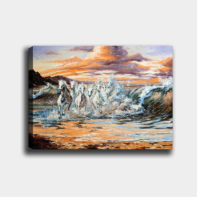 Lerretsbilde 70x100 cm - Fem hvite hester galopperer gjennom bølgene ved solnedgang, Hvit / Blå / Oransje
