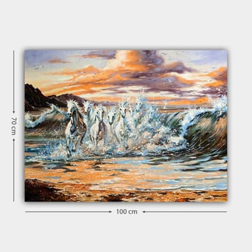 Lerretsbilde 70x100 cm - Fem hvite hester galopperer gjennom bølgene ved solnedgang - Hvit / Blå / Oransje - Interiør - Maleri & posters - Lerretsbilder