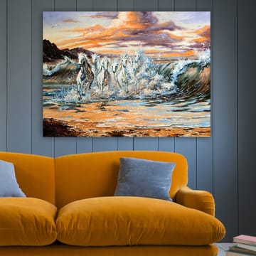 Lerretsbilde 70x100 cm - Fem hvite hester galopperer gjennom bølgene ved solnedgang - Hvit / Blå / Oransje - Interiør - Maleri & posters - Lerretsbilder