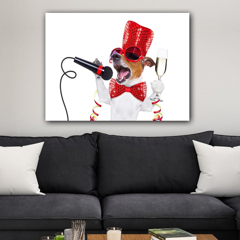 Lerretsbilde 70x100 cm - Festlig hund som synger inn i en mikrofon og holder et champagneglass - Rød / Hvit / Svart - Interiør - Maleri & posters - Lerretsbilder