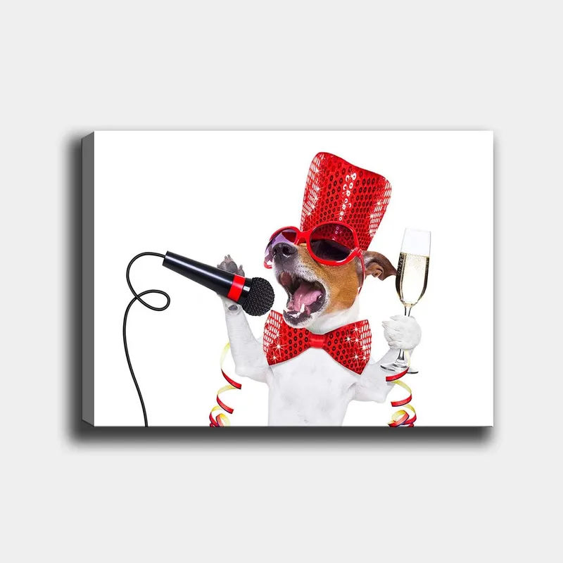 Lerretsbilde 70x100 cm - Festlig hund som synger inn i en mikrofon og holder et champagneglass, Rød / Hvit / Svart