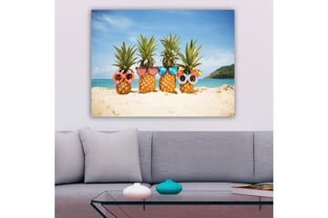 Lerretsbilde 70x100 cm - Fire ananaser med solbriller og dekorasjoner på en strand - Gul / Grønn / Rosa - Interiør - Maleri & posters - Lerretsbilder