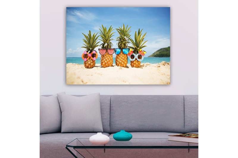 Lerretsbilde 70x100 cm - Fire ananaser med solbriller og dekorasjoner på en strand - Gul / Grønn / Rosa - Interiør - Maleri & posters - Lerretsbilder