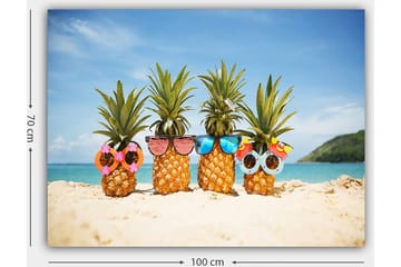Lerretsbilde 70x100 cm - Fire ananaser med solbriller og dekorasjoner på en strand - Gul / Grønn / Rosa - Interiør - Maleri & posters - Lerretsbilder