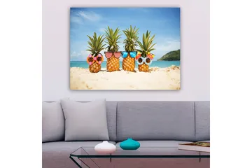 Lerretsbilde 70x100 cm - Fire ananaser med solbriller og dekorasjoner på en strand - Gul / Grønn / Rosa - Interiør - Maleri & posters - Lerretsbilder