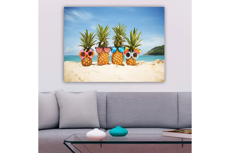 Lerretsbilde 70x100 cm - Fire ananaser med solbriller og dekorasjoner på en strand - Gul / Grønn / Rosa - Interiør - Maleri & posters - Lerretsbilder