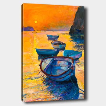 Lerretsbilde 70x100 cm - Flere båter som flyter på en glitrende overflate i solnedgangens varme farger - Oransje / Blå / Gull - Interiør - Maleri & posters - Lerretsbilder