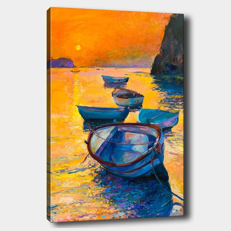 Lerretsbilde 70x100 cm - Flere båter som flyter på en glitrende overflate i solnedgangens varme farger, Oransje / Blå / Gull