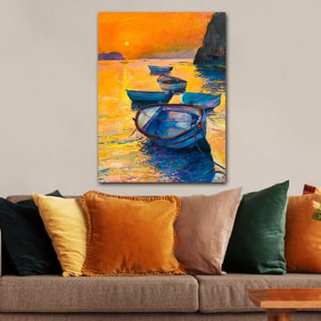Lerretsbilde 70x100 cm - Flere båter som flyter på en glitrende overflate i solnedgangens varme farger - Oransje / Blå / Gull - Interiør - Maleri & posters - Lerretsbilder