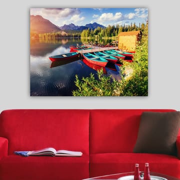 Lerretsbilde 70x100 cm - Flere fargerike båter ligger på en speilblank innsjø omgitt av frodige trær og fjell - Rød / Turkis / Grønn - Interiør - Maleri & posters - Lerretsbilder
