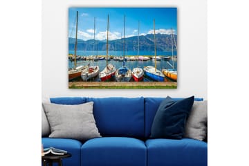 Lerretsbilde 70x100 cm - Flere fargerike seilbåter i en havn med fjell i bakgrunnen - Blå / Rød / Oransje - Interiør - Maleri & posters - Lerretsbilder