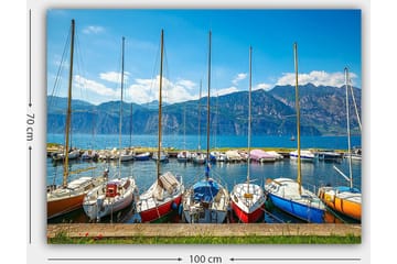 Lerretsbilde 70x100 cm - Flere fargerike seilbåter i en havn med fjell i bakgrunnen - Blå / Rød / Oransje - Interiør - Maleri & posters - Lerretsbilder