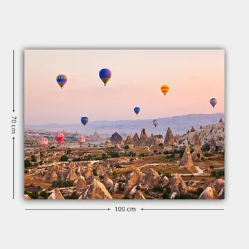 Lerretsbilde 70x100 cm - Flere fargerike varmluftsballonger svever over et dramatisk landskap med unike fjellformasjoner - Blå / Rød / Oransje - Interiør - Maleri & posters - Lerretsbilder