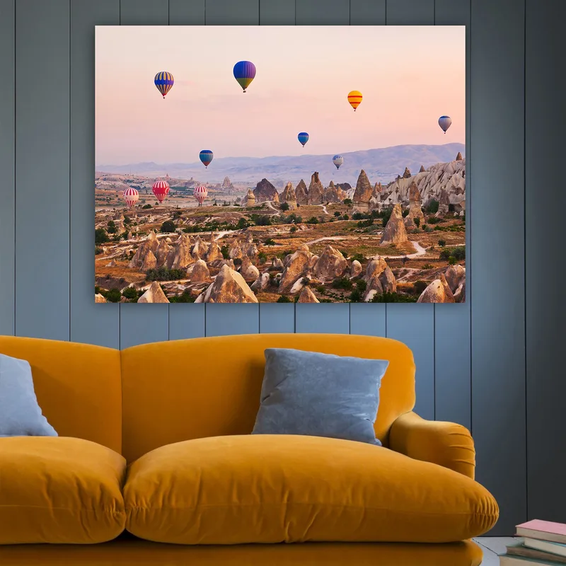 Lerretsbilde 70x100 cm - Flere fargerike varmluftsballonger svever over et dramatisk landskap med unike fjellformasjoner - Blå / Rød / Oransje - Interiør - Maleri & posters - Lerretsbilder