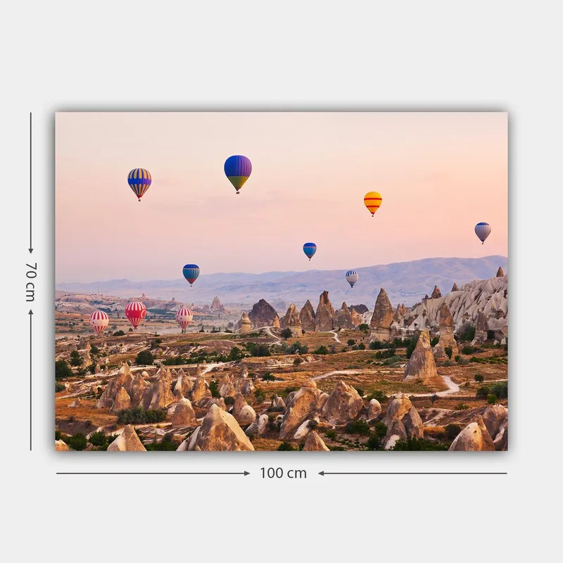 Lerretsbilde 70x100 cm - Flere fargerike varmluftsballonger svever over et dramatisk landskap med unike fjellformasjoner - Blå / Rød / Oransje - Interiør - Maleri & posters - Lerretsbilder
