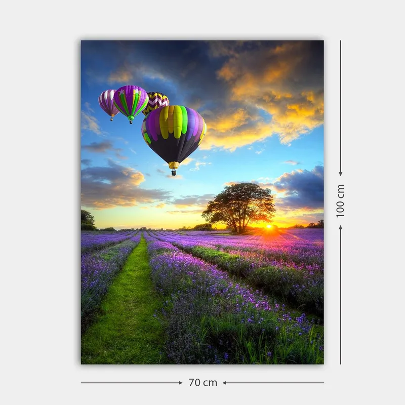 Lerretsbilde 70x100 cm - Flere fargerike varmluftsballonger svever over et lavendelfelt i solnedgangens lys - Lilla / Grønn / Svart - Interiør - Maleri & posters - Lerretsbilder