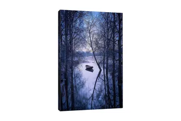 Lerretsbilde 70x100 cm - Fredelig båt fortøyd i en speilblank innsjø omgitt av vintertrær - Mørk blå / Lys blå - Interiør - Maleri & posters - Lerretsbilder