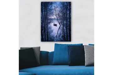 Lerretsbilde 70x100 cm - Fredelig båt fortøyd i en speilblank innsjø omgitt av vintertrær - Mørk blå / Lys blå - Interiør - Maleri & posters - Lerretsbilder