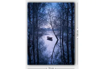 Lerretsbilde 70x100 cm - Fredelig båt fortøyd i en speilblank innsjø omgitt av vintertrær - Mørk blå / Lys blå - Interiør - Maleri & posters - Lerretsbilder