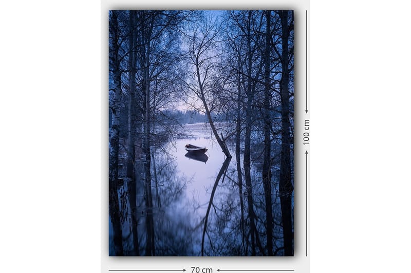 Lerretsbilde 70x100 cm - Fredelig båt fortøyd i en speilblank innsjø omgitt av vintertrær - Mørk blå / Lys blå - Interiør - Maleri & posters - Lerretsbilder