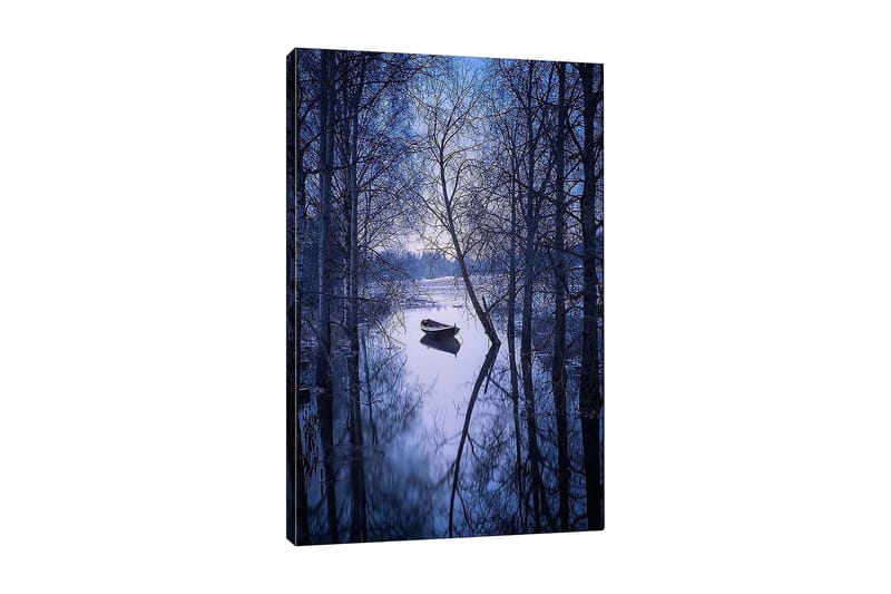 Lerretsbilde 70x100 cm - Fredelig båt fortøyd i en speilblank innsjø omgitt av vintertrær, Mørk blå / Lys blå