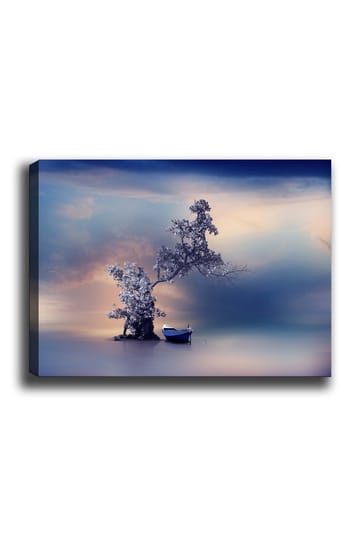 Lerretsbilde 70x100 cm - Fredelig båt på en magisk, tåkete strand med et tre som strekker seg over vannet - Blå / Grå / Hvit - Interiør - Maleri & posters - Lerretsbilder